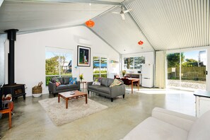 TV, fireplace - Pelican Cottage – Relaxing Riverside Escape, Pet-Friendly, Wood Fireplace, Wi-Fi (Goolwa North)