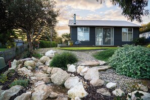 Property grounds - Pelican Cottage – Relaxing Riverside Escape, Pet-Friendly, Wood Fireplace, Wi-Fi (Goolwa North)