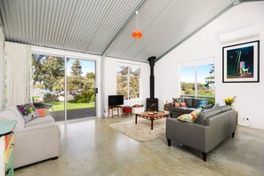 TV, fireplace - Pelican Cottage – Relaxing Riverside Escape, Pet-Friendly, Wood Fireplace, Wi-Fi  | Ideal for 28+ Night Extended Stays (Goolwa North)