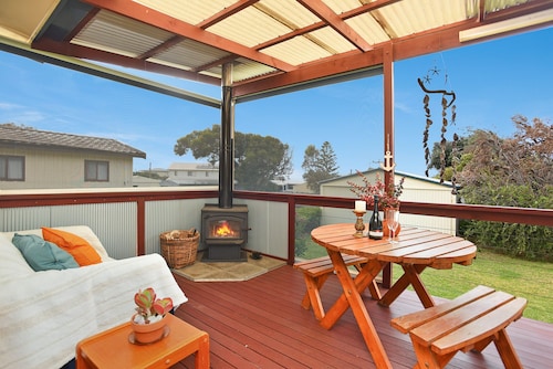 Unwind Accommodation | 2BR Beach Cottage, Pet Friendly, Walk to Surf