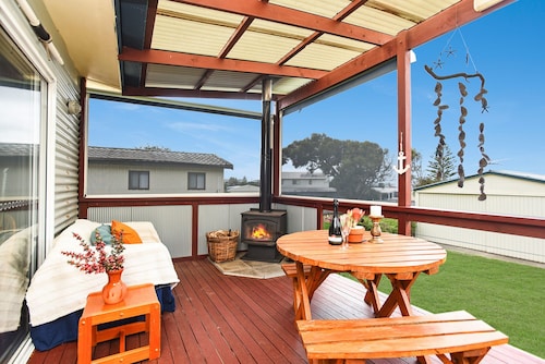 Unwind Accommodation | 2BR Beach Cottage, Pet Friendly, Walk to Surf