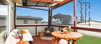 Unwind Accommodation | 2BR Beach Cottage, Pet Friendly, Walk to Surf
