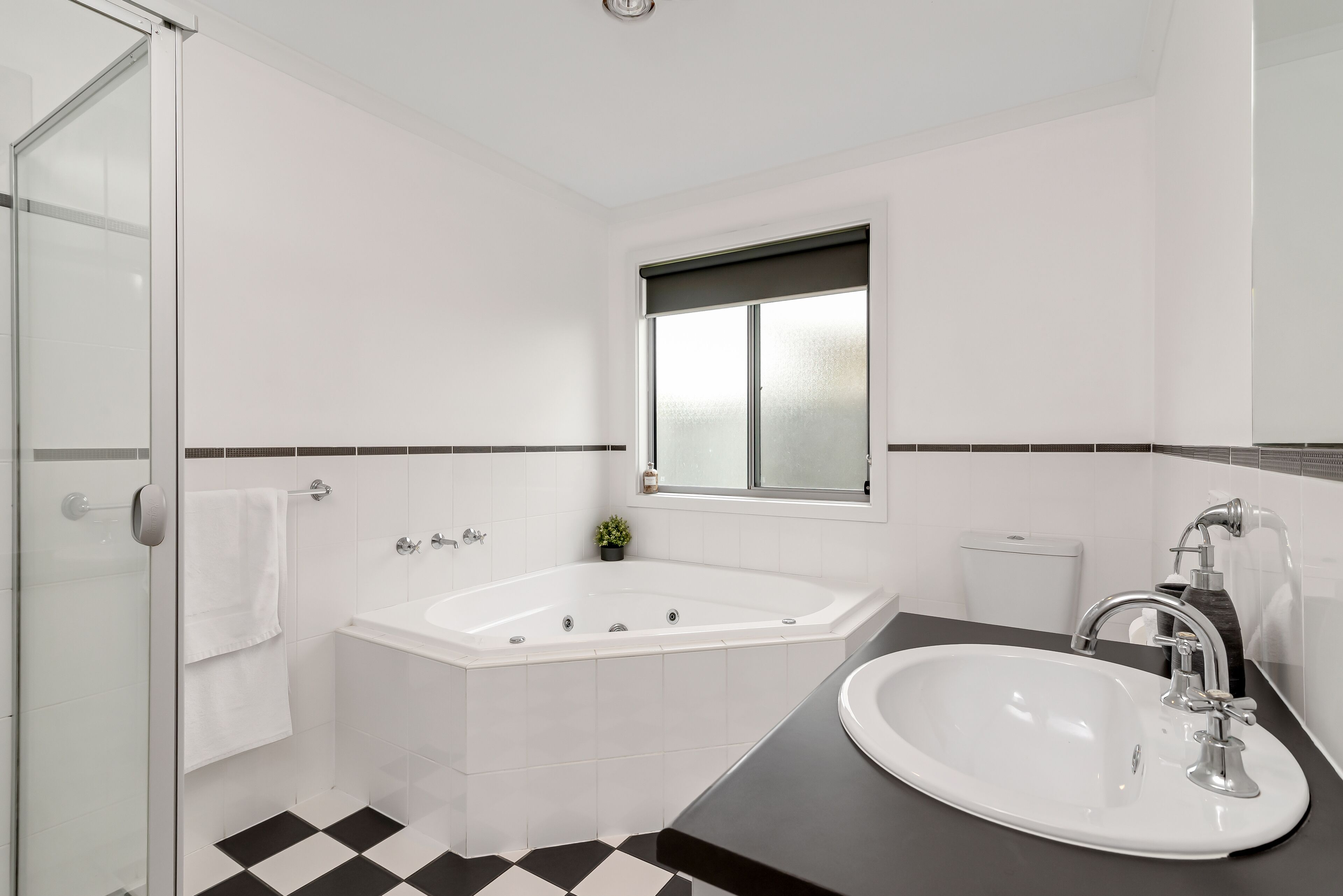 Spacious & Family Friendly Home | Only three doors down from The Esplanade — image 15