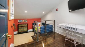 Une chambre moderne équipée d’un lit, d’un bureau et d’une télévision.