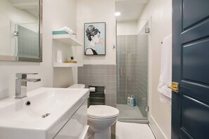 Dusche, Haartrockner, Handtücher, Shampoo