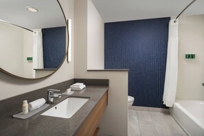 Gratis toiletartikelen, een haardroger, handdoeken, zeep