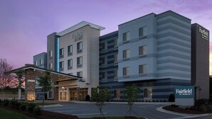 Een Fairfield by Marriott hotel met een modern design, met een opvallende ingang en een aangelegde oprijlaan.