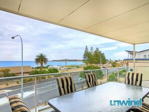 Outdoor dining - The Block Ocean Views – Penthouse, Wi-Fi, Balcony (Victor Harbor)