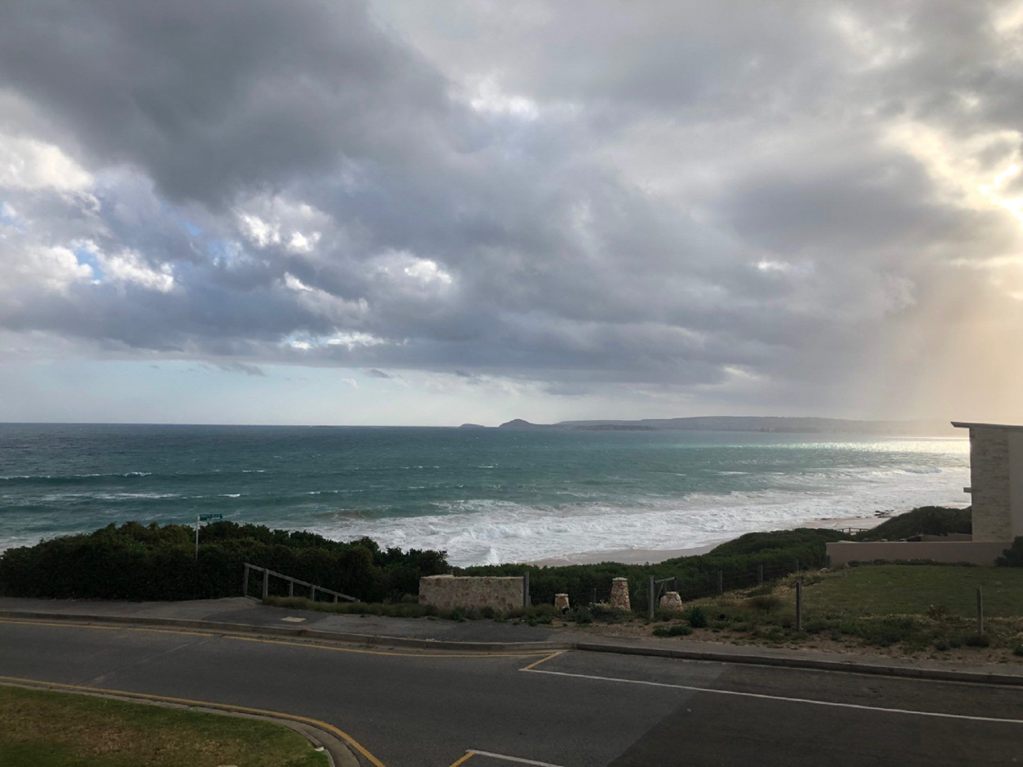 Southern Sands Coastal Getaway: Your Front Row Seat to Knight Beach's Horizon — image 5