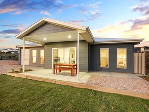 Exterior - Wallaroo Esplanade Beachfront – Pet-Friendly Holiday House, North Beach | Ideal for 28+ Night Extended Stays (North Beach)
