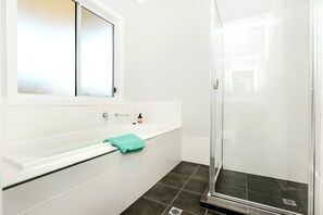 Bathtub, hair dryer - Wallaroo Esplanade Beachfront – Pet-Friendly Holiday House, North Beach | Ideal for 28+ Night Extended Stays (North Beach)