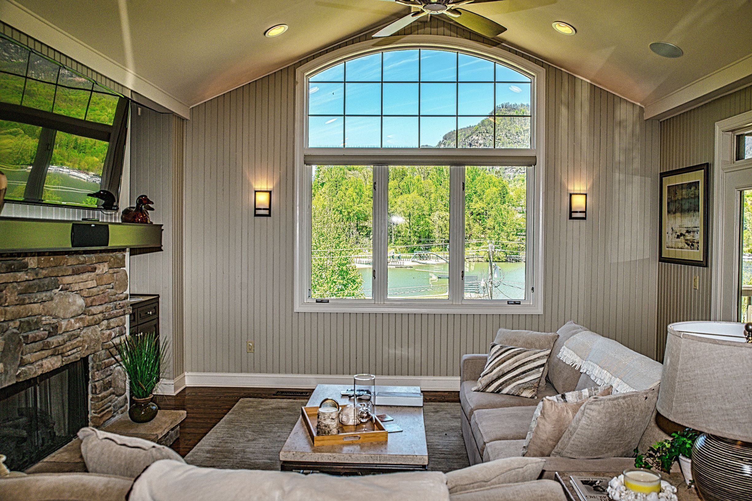 Upscale townhome across from Lake Lure Beach & one mile from Chimney Rock
