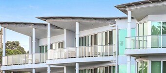 3BR Gallery 13 Penthouse Escape – Spa Bath, Tennis Court,Swimming Pool & Secure Parking
