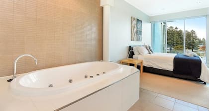 3BR Gallery 13 Penthouse Escape – Spa Bath, Tennis Court,Swimming Pool & Secure Parking - Stay 4 Nights, Pay Only 3 (June - August 2025)