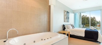 3BR Gallery 13 Penthouse Escape – Spa Bath, Tennis Court,Swimming Pool & Secure Parking