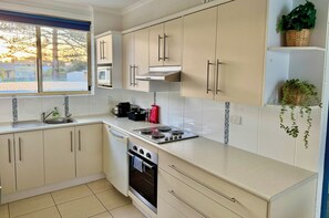 Fridge, microwave, oven, stovetop - Dolphins 7: 'A View To Remember' with Breathtaking Horseshoe Bay Views (Port Elliot)