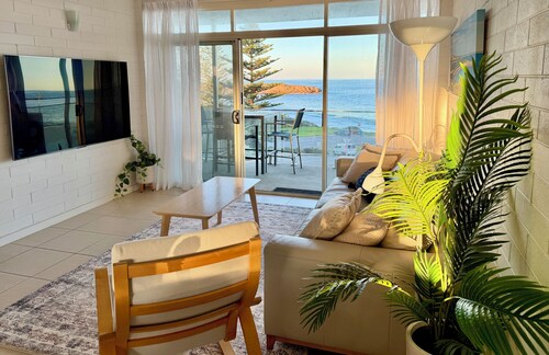 Dolphins 7: 'A View To Remember' with Breathtaking Horseshoe Bay Views