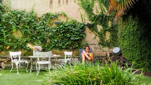 Outdoor dining - L'Orfebre, Loft in Olot. Access to indoor swimming (Olot)