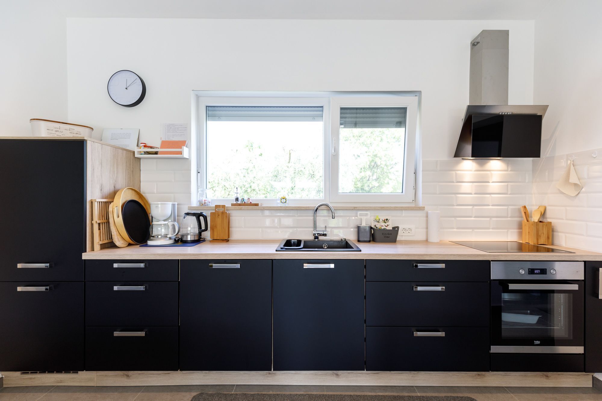 Kjøleskap, ovn, oppvaskmaskin og kaffetrakter/tekoker