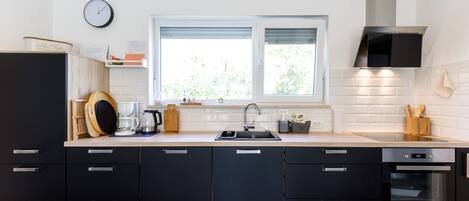 Kjøleskap, ovn, oppvaskmaskin og kaffetrakter/tekoker