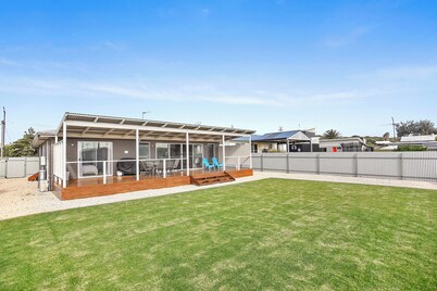 3BR Goolwa Beachhouse w/ Dune Views – Full-Width Deck, Fenced Yard & Parking | Ideal for Extended Stays
