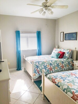 4 bedrooms, iron/ironing board, free WiFi, bed sheets - Waterfront, Infinity Pool, BOAT Included in price, Pool Table/Ping Pong, SUPs (Cape Coral)