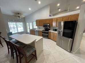 Fridge, microwave, oven, stovetop - Waterfront, Infinity Pool, BOAT Included in price, Pool Table/Ping Pong, SUPs (Cape Coral)