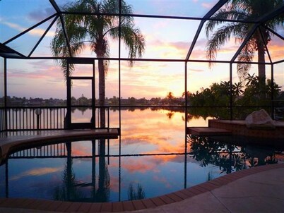 Waterfront, Infinity Pool, BOAT Included in price, Pool Table/Ping Pong, SUPs