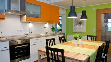 Een koelkast, een microgolfoven, een oven, een kookplaat