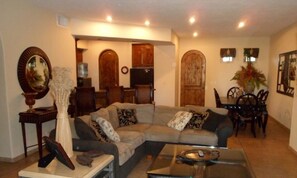 Condo, 2 habitaciones | Área de sala de estar | Televisión y reproductor de DVD 