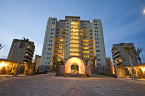 Condo, 2 habitaciones | Vista frontal de la propiedad