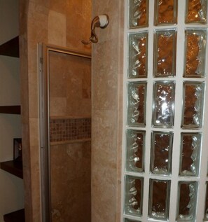 Condo, 2 habitaciones | Regadera en el baño