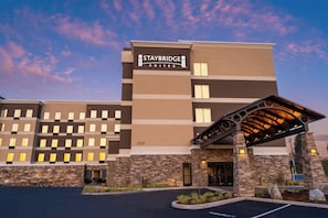 A Staybridge Suites hotel building with a modern design, featuring a stone facade and a covered entrance. - Staybridge Suites Coeur d'Alene by IHG (Coeur d'Alene)