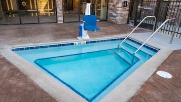 Piscina interna, espreguiçadeiras