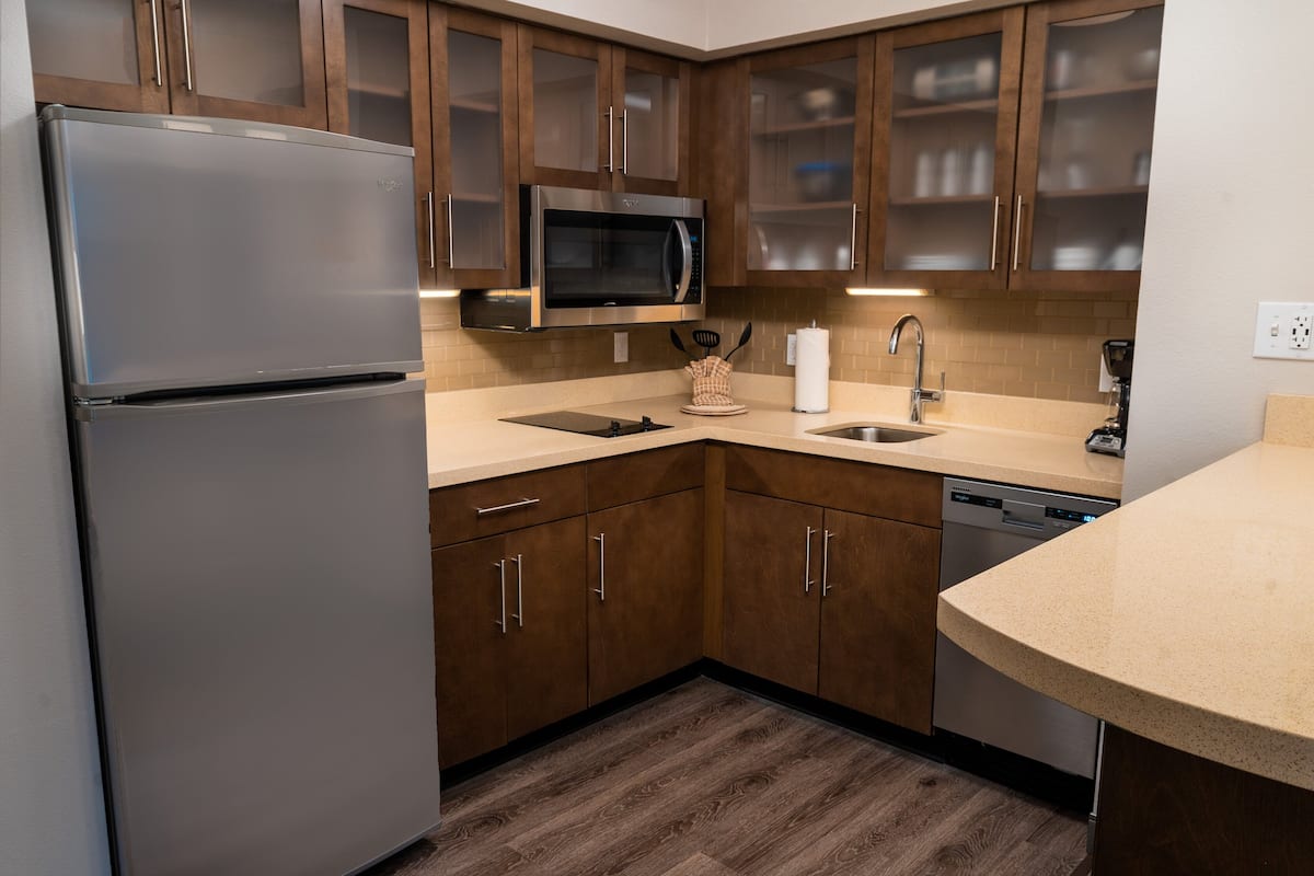 Full-sized fridge, microwave, stovetop, dishwasher