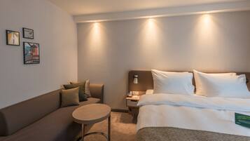Premium-Zimmer, 1Â King-Bett (With Couch) | Zimmersafe, individuell dekoriert, individuell eingerichtet