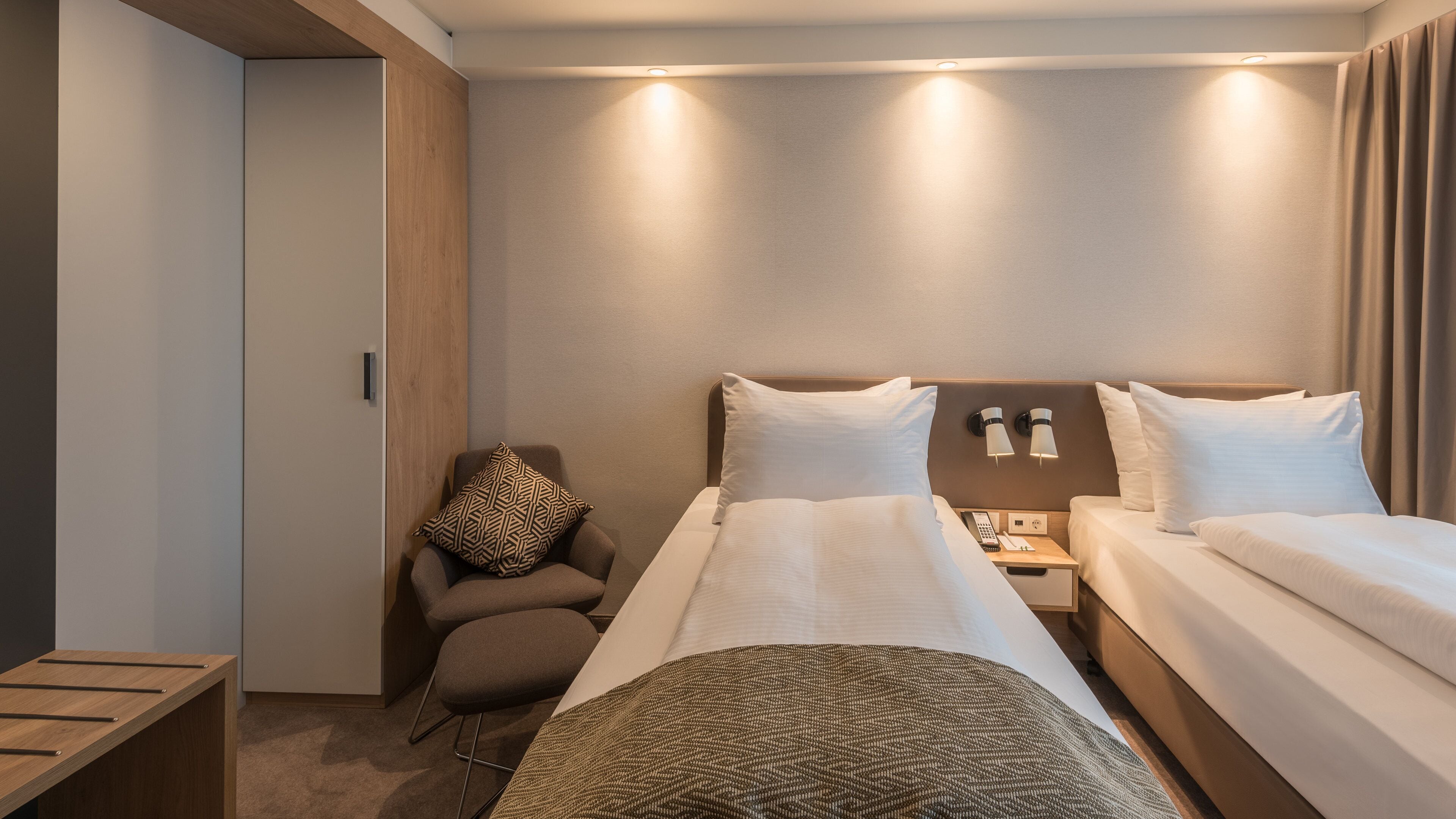 standard room, 2 single beds | in-room safe, individually decorated, individually furnished, desk