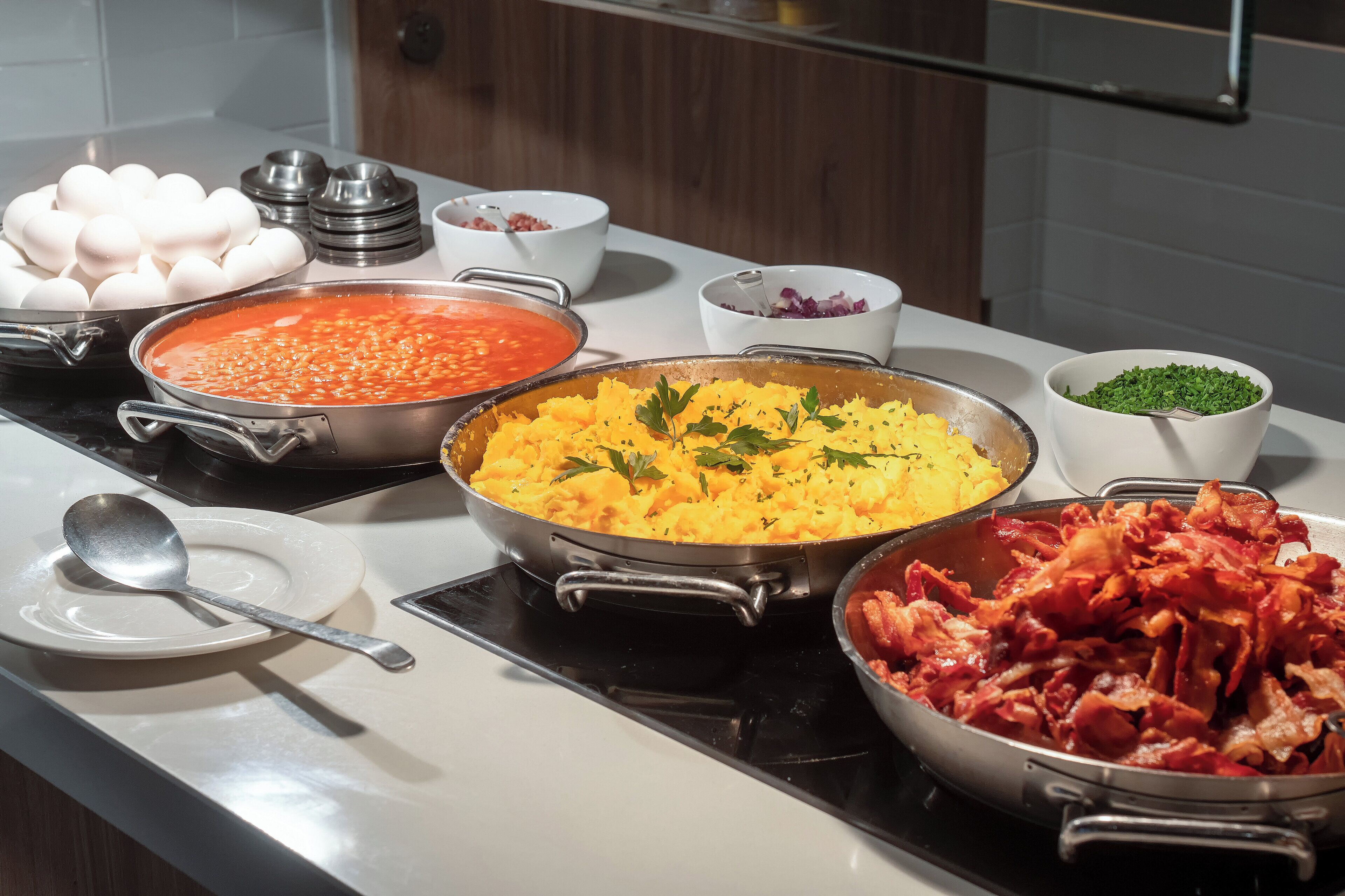 Uma bancada de cozinha com diversos alimentos e utensílios de cozinha.