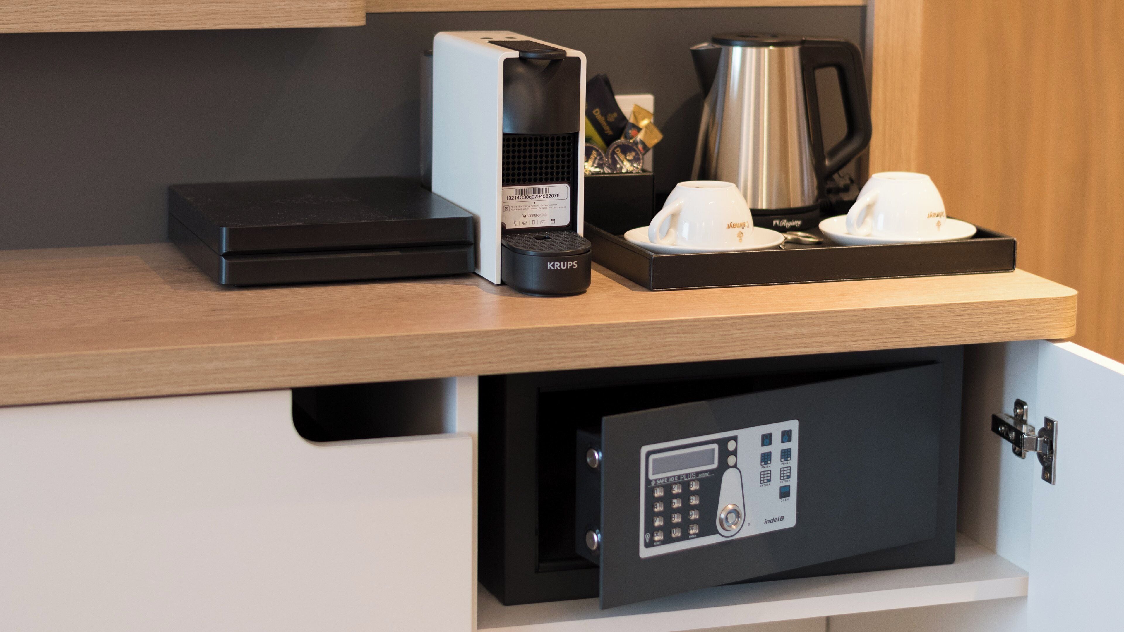 Caja de seguridad en la habitación y escritorio 
