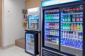 Zona de máquinas expendedoras con diversas opciones de bebidas, como refrescos y aperitivos.