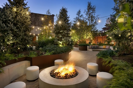 Garden. Hotel Indigo Williamsburg - Brooklyn by IHG