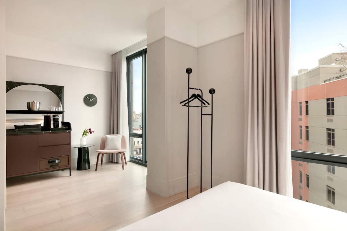 1 Schlafzimmer, hochwertige Bettwaren, Betten mit Memory-Foam-Matratzen
