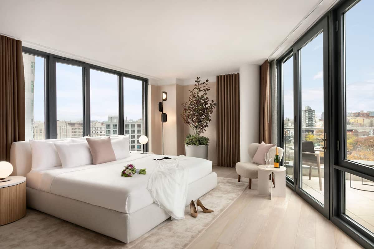 Suite, 1 kamar tidur, balkon, pemandangan kota | Seprai premium, busa memori, brankas, dan meja kerja