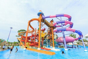Ein Wasserpark mit mehreren Wasserrutschen und Pools.