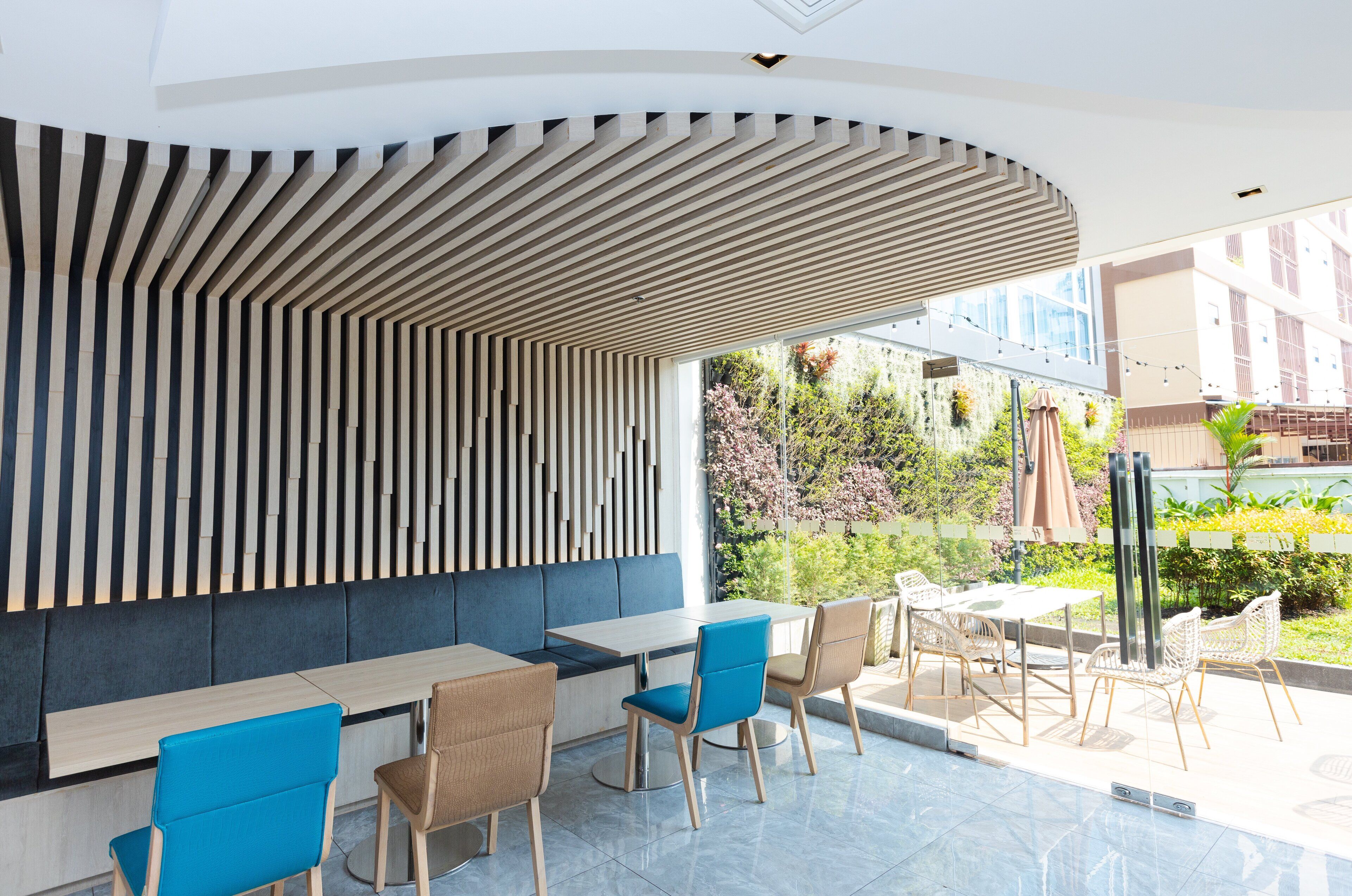 بوفيه فطور مجانًا يوميًا