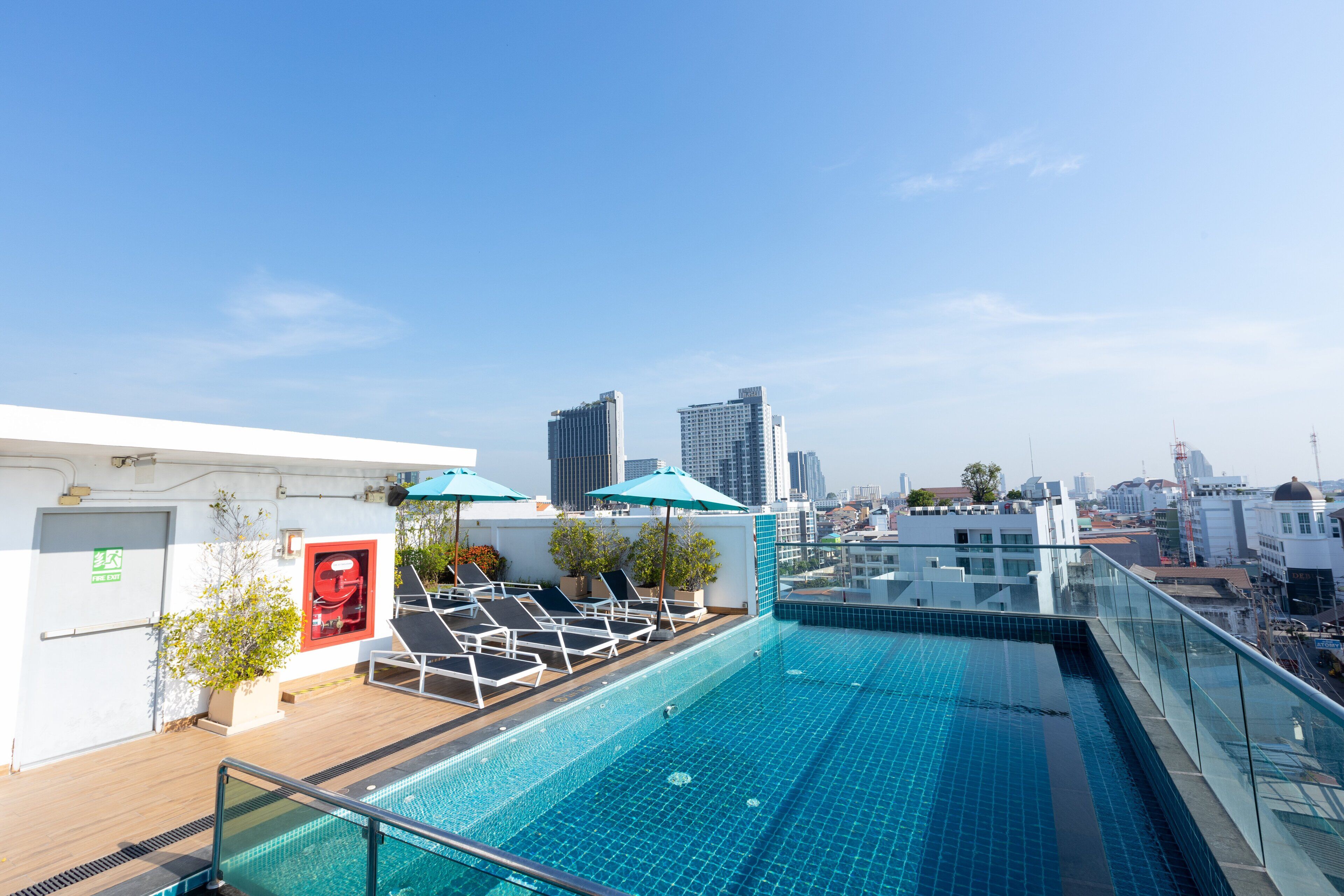 outdoor pool, pool loungers