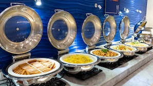 Een buffetopstelling met meerdere stations en een bordje waarop staat of er een warme start gewenst is.