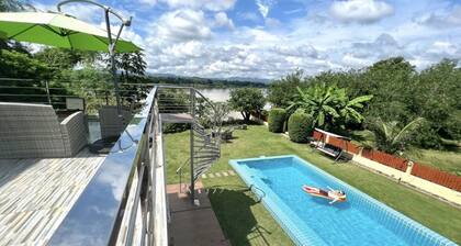 Propriété de luxe au bord du fleuve sur le Mékong