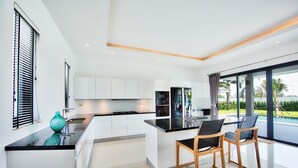 Bungalow luxueux, 3 chambres | Cuisine privée | Réfrigérateur grande capacité avec congélateur, four à micro-ondes