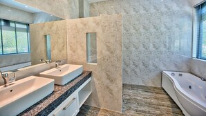 Bungalow luxueux, 3 chambres | Salle de bain | Baignoire profonde, articles de toilette (gratuits), serviettes fournies
